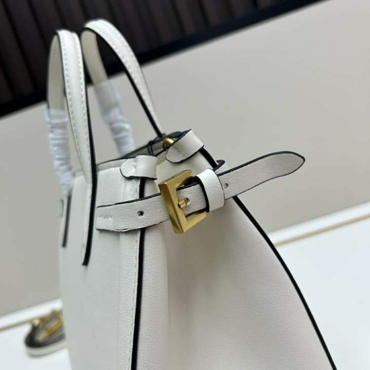 Picture of Valentino Handbags _SKUfw191451586fw
